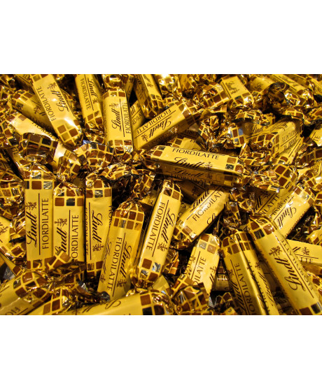 Sales online and buy Lindt chocolates sticks Fiordilatte with crushed biscuit and wafer. Shop online price Lindt and Sprungli Sales online and buy Lindt chocolates sticks Fiordilatte with crushed biscuit and wafer. Shop online price Lindt and Sprungli