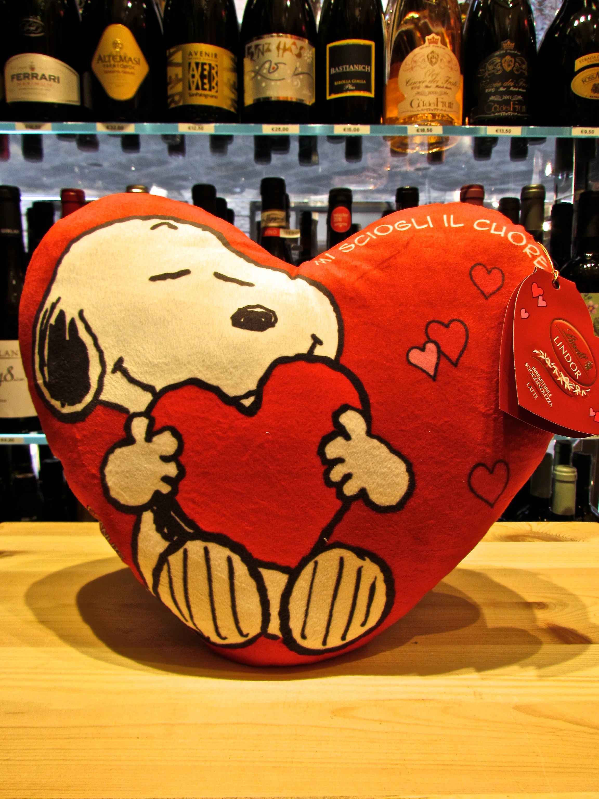 Vendita online Peluches Snoopy Lindt regalo San Valentino cioccolatini  Lindor, al miglior prezzo. Shop confezioni Lindt