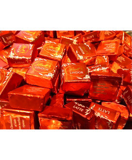 Vendita online cioccolatini Lindor Rossi quadrati al latte di Lindt e Sprüngli a €30.00 al Kg. Shop on-line cioccolatino Lindor 