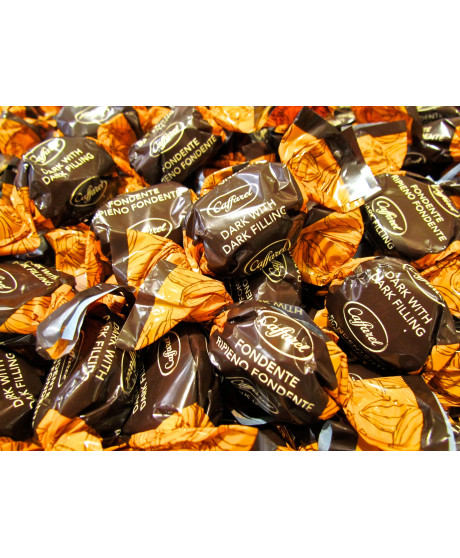 Vendita online cioccolatini Caffarel Très Noir di Torino ripieni di cioccolato fondente cremoso ricoperti di granella di cacao. 