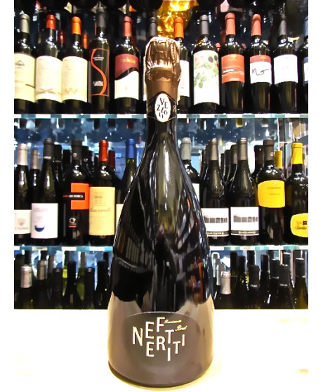 Vendita online Franciacorta Vezzoli Vini Brut Nefertiti s.a. (senza annata), è un blend di sboccature dal 2010 al 2011. Vino bia