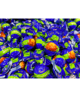Vendita online cioccolatini Lindor Nocciolatte, al latte con nocciola intera. Lindt & Sprüngli a €32,00 al Kg. Shop on-line cioc