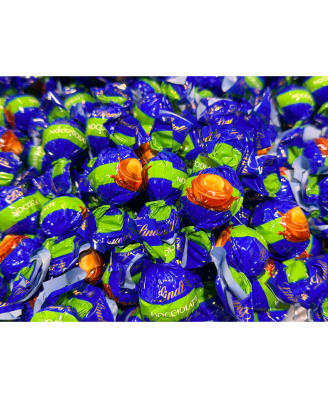 Vendita online cioccolatini Lindor Nocciolatte, al latte con nocciola intera. Lindt & Sprüngli a €32,00 al Kg. Shop on-line cioc Vendita online cioccolatini Lindor Nocciolatte, al latte con nocciola intera. Lindt & Sprüngli a €32,00 al Kg. Shop on-line cioc